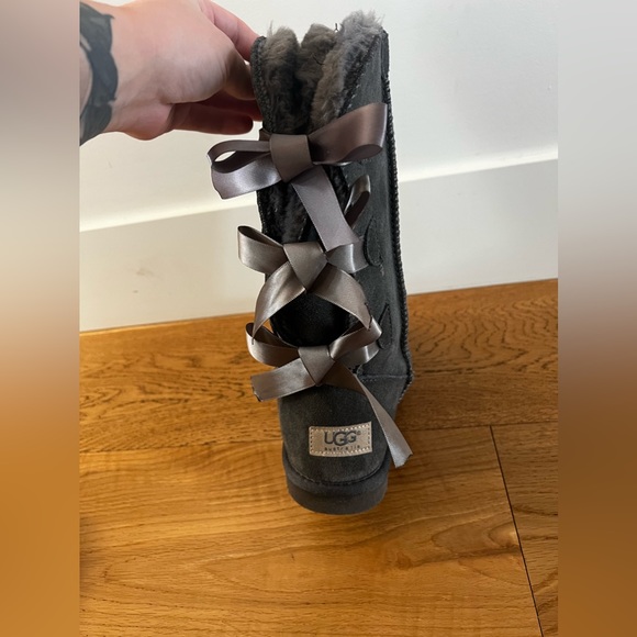 New kids grey Bailey Bow Tall UGG size 3 kids, or 5 women’s - Picture 4 of 4
